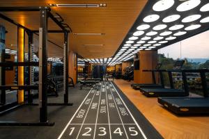 Hotel Indigo Bandung Dago Pakar by IHG的健身中心和/或健身设施