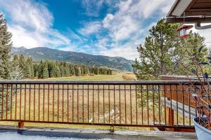 balcón con vistas a un campo de golf en Cozy Condo Scenic Balcony Adjacent Golf Course, en Big Sky