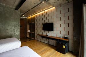TV a/nebo společenská místnost v ubytování Navakitel Design Hotel