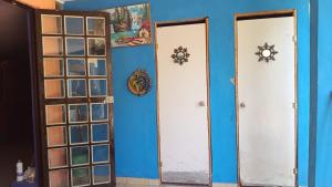 two doors in a room with blue walls at Finca EL CHACHALACO in Agua Buena