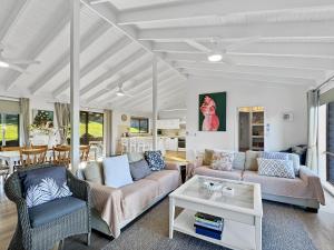Χώρος καθιστικού στο Pet-friendly Private Retreat with Large Backyard