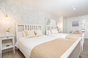 大阪市にあるビジュースイーツ グランピアの白い壁のベッドルーム1室(ベッド2台付) +36枚の写真