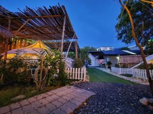 Zahrada ubytování Bambus Restaurant, Bar & Glamping