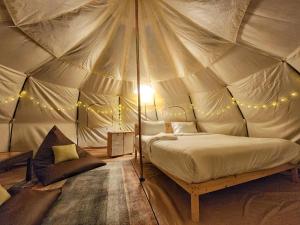 Postel nebo postele na pokoji v ubytování Bambus Restaurant, Bar & Glamping