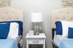 Ένα ή περισσότερα κρεβάτια σε δωμάτιο στο Charming 2BR in Central Lawton - Near Fort Sill