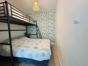 ル・プリガンにあるCharmant T2 près de la plage avec balcon, parking et commodités à pied - 4 pers, Le Pouliguen - FR-1-245-195の壁沿いに二段ベッドがある寝室