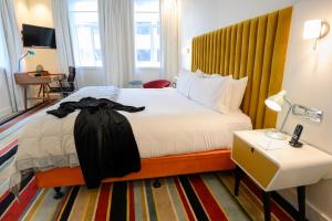 Giường trong phòng chung tại Hotel DeBrett