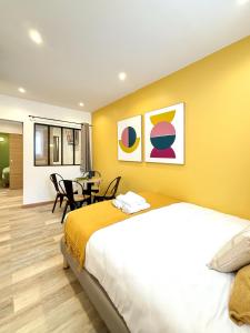 una habitación de hotel con una cama y una mesa en Hoche Apartment - PSG, en Le Pré-Saint-Gervais