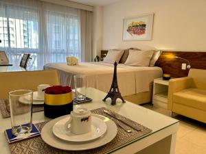 een hotelkamer met een bed en een tafel met een tafel sidx sidx bij Charme de Paris Fusion in Brasilia