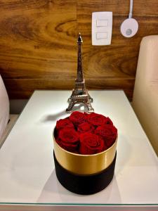 een taart met een boeket rozen en de Eiffeltoren bij Charme de Paris Fusion in Brasilia