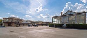 an empty parking lot in front of a building at DuBois Manor Motel in DuBois +14 photos