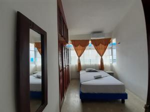 Postel nebo postele na pokoji v ubytování Hostal Tamara