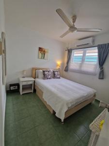 um quarto com uma cama grande e uma janela em Apartment "Always SUNday", Lagoon Ocean Resort em Lagun