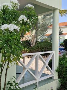 Um jardim no exterior de Apartment "Always SUNday", Lagoon Ocean Resort