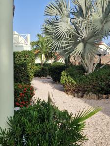 Um jardim no exterior de Apartment "Always SUNday", Lagoon Ocean Resort