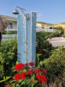 Um jardim no exterior de Apartment "Always SUNday", Lagoon Ocean Resort