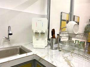 un comptoir de cuisine avec un évier et un mitigeur dans l'établissement Alyn Home Kluang V Netflix, à Keluang