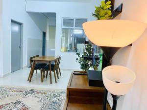 un salon avec une table et une lampe dans l'établissement Alyn Home Kluang V Netflix, à Keluang 32 autres photos