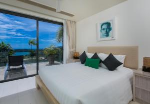 Giường trong phòng chung tại The Heights Penthouse A5 3Bedrooms Seaview near Kata Beach +67 ảnh