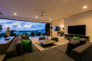 TV/trung tâm giải trí tại The Heights Penthouse A5 3Bedrooms Seaview near Kata Beach