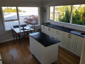 Köök või kööginurk majutusasutuses Handy Location - 3brd home!