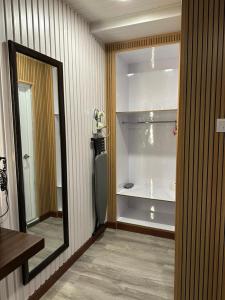 スレンバンにあるSS Hotel Serembanの鏡付きのウォークインクローゼットが備わる客室です。