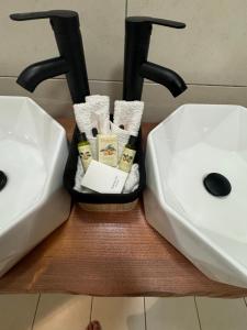 un bancone del bagno con due lavandini e un water di A casa nostra a Biguglia Altre 11 foto