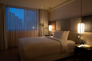 Postel nebo postele na pokoji v ubytování Suzu Saigon - A Boutique Hotel