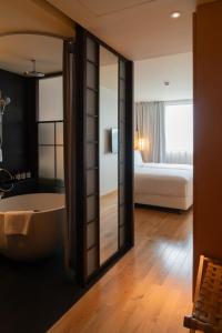 Postel nebo postele na pokoji v ubytování Suzu Saigon - A Boutique Hotel