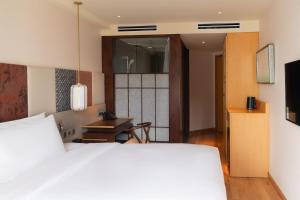 TV a/nebo společenská místnost v ubytování Suzu Saigon - A Boutique Hotel