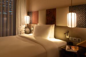 Postel nebo postele na pokoji v ubytování Suzu Saigon - A Boutique Hotel
