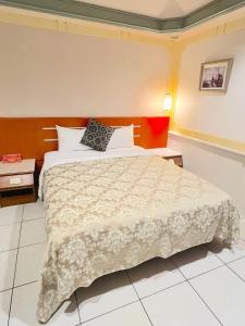 Postel nebo postele na pokoji v ubytování Hua Guo Hotel