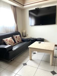 TV a/nebo společenská místnost v ubytování Hua Guo Hotel