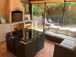 un salon avec un canapé et une grande fenêtre dans l'établissement Magnifique villa avec piscine, à Boulouris-sur-Mer