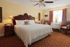 Säng eller sängar i ett rum på Rose Manor Bed & Breakfast