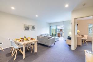 Posezení v ubytování Pacific Blue 244, 255 Sandy Point Rd - pool, aircon, linen and resort features