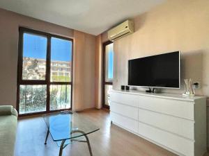TV a/nebo společenská místnost v ubytování Prestige Fort Aparthotel - Private apartment - BSR - 1