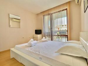 Postel nebo postele na pokoji v ubytování Prestige Fort Aparthotel - Private apartment - BSR - 1 + 17 fotografií
