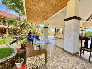 Patio nebo venkovní prostory v ubytování Azure Camotes Resort Hotel