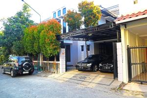 Bangunan di mana terletaknya rumah tamu ini