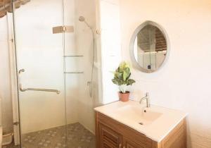 Koupelna v ubytování Koh Phaluai beach cottage + 71 fotografií