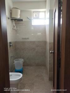 蒂鲁帕蒂Hotel Vintage inn的带马桶和水槽的浴室