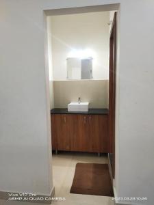 蒂鲁帕蒂Hotel Vintage inn的浴室里有洗手池和镜子