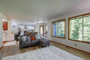 Et opholdsområde på Entire cozy 5bd home in Des Moines near Redondo Beach Saltwater Park