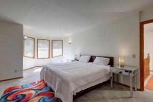 En eller flere senge i et værelse på Entire cozy 5bd home in Des Moines near Redondo Beach Saltwater Park