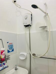 Ένα μπάνιο στο Queen's Room Rental 1