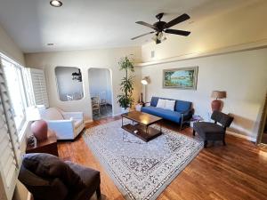 西米谷Cozy Family Hideaway, sleeps 8, 4 tv's yard, shops的客厅里有一张蓝色的沙发和椅子