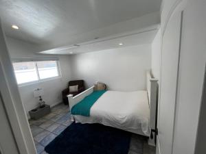 Cozy Family Hideaway, sleeps 8, 4 tv's yard, shops客房内的一张或多张床位