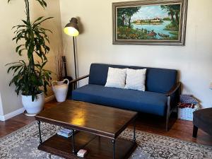 Cozy Family Hideaway, sleeps 8, 4 tv's yard, shops的休息区