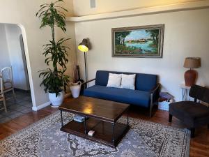 Cozy Family Hideaway, sleeps 8, 4 tv's yard, shops的休息区
